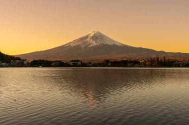 Fuji Dağı, Kawaguchi Gölü 'nde, gün doğumunda. Fujikawaguchiko Dağı, Yamanashi, Japonya. Turistler için dönüm noktası. Japonya Seyahat, Varış, Tatil ve Fuji Dağı konsepti