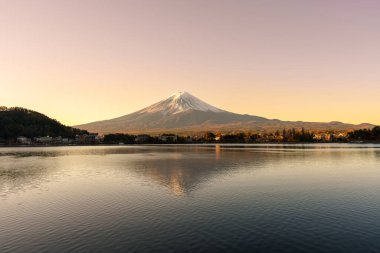 Fuji Dağı, Kawaguchi Gölü 'nde, gün doğumunda. Fujikawaguchiko Dağı, Yamanashi, Japonya. Turistler için dönüm noktası. Japonya Seyahat, Varış, Tatil ve Fuji Dağı konsepti