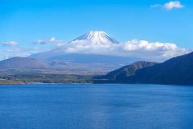 Fuji Dağı, Kawaguchiko yakınlarındaki Motosu Gölü 'nde, Japonya' nın Yamanashi kentindeki Fuji 5 Gölünden biri. Turistler için dönüm noktası. Japonya Seyahat, Varış, Tatil ve Fuji Dağı konsepti