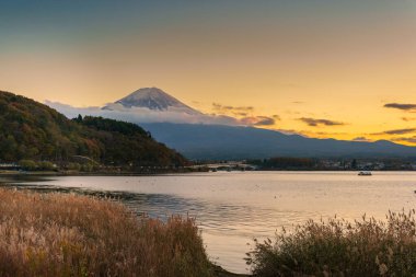 Akşamüstü Kawaguchi Gölü 'nde Fuji Dağı. Fujikawaguchiko Dağı, Yamanashi, Japonya. Turistler için dönüm noktası. Japonya Seyahat, Varış, Tatil ve Fuji Dağı konsepti