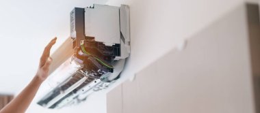 Teknisyen bakım kliması. Evde PM2.5 ve virüsü temizlemek için arıtma sistemi. Onarım, Yıkama, Koşullandırma, Alerji, Temiz Hava, Sağlık, Sağlık ve Hava Kirliliği