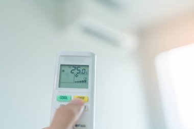 Ofis ya da ev odasındaki klimayı ayarlamak için uzaktan kumanda.