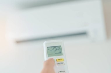 Ofis ya da ev odasındaki klimayı ayarlamak için uzaktan kumanda.
