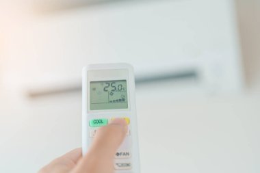 Ofis ya da ev odasındaki klimayı ayarlamak için uzaktan kumanda.