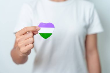 Nonoş Onur Günü ve LGBT gurur ayı konsepti. lezbiyen, gay, biseksüel, transseksüel, cinsiyet değiştiren ve panseksüel toplum için mor, beyaz ve yeşil kalp şekli