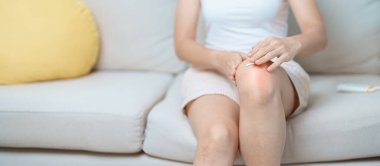 Eklem iltihabı ve kas ağrısı giderici krem konsepti. Diz ağrısı ve kas ağrısı çeken bir kadın. Dizinde ya da Femoral Ağrı Sendromu, osteoartrit, romatizma ve Patellar Tendinitis yüzünden.