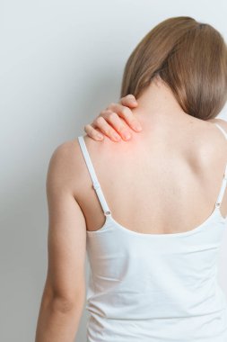 Omuz ve Boyun ağrısı çeken bir kadın. Miyofasyal ağrı sendromu, fibromiyalji, romatizma, skapüler ağrı, boyun omurgası. ergonomik kavram