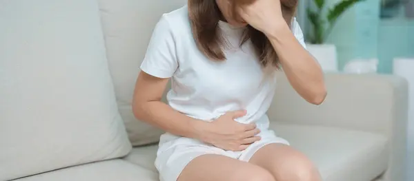 Femeie Care Dureri Abdomen Din Cauza Durerilor Stomac Digestie Constipație Fotografie de stoc