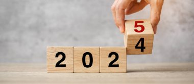 2024 'ten 2025' e kadar olan el çevirme bloğu masada. Çözüm, strateji, plan, hedef, motivasyon, yeniden başlatma, iş ve yeni yıl tatili kavramları