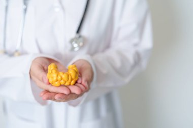 İnsan tiroit anatomisi modeli olan bir doktor. Hipertiroidizm, Hipotiroidizm, Hashimoto Thyroiditis, Tiroid Tümör ve Kanser, Doğum Sonrası, Papillary Karsinom ve Sağlık Konsepti