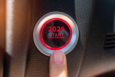 Otomobilin içinde 2025 START metni olan bir kontak düğmesine bas. Yeni Yıl Yeni Sen, öngörü, çözüm, motivasyon, değişim, hedef, vizyon, yenilik ve planlama kavramı