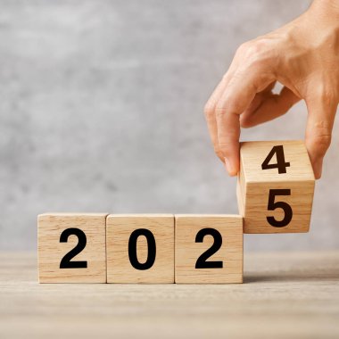 2024 'ten 2025' e kadar olan el çevirme bloğu masada. Çözüm, strateji, plan, hedef, motivasyon, yeniden başlatma, iş ve yeni yıl tatili kavramları