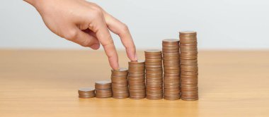 Gelecek Planı, Emeklilik Fonu, Emeklilik Fonu, Yatırım, Zenginlik, Maaş ve Mali Konseptler İçin Para Tasarruf. Büyüme için para sayma ve istifleme düzenlemesi.