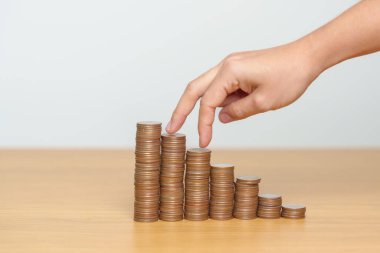 Gelecek Planı, Emeklilik Fonu, Emeklilik Fonu, Yatırım, Zenginlik, Maaş ve Mali Konseptler İçin Para Tasarruf. Büyüme için para sayma ve istifleme düzenlemesi.