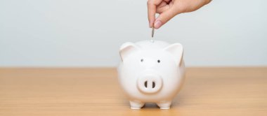 Gelecek Planı, Emeklilik Fonu, Emeklilik Fonu, Yatırım, Servet İşletmeleri ve Mali Konseptler İçin Para Tasarruf. El, masadaki domuz kumbarasına para yatırma, Dünya Tasarruf Günü için Para Sayma ve Bağışlama