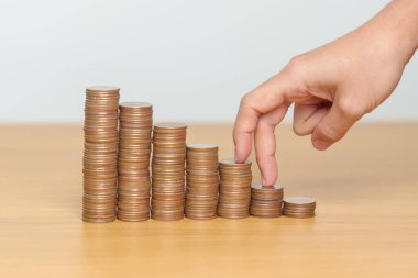 Gelecek Planı, Emeklilik Fonu, Emeklilik Fonu, Yatırım, Zenginlik, Maaş ve Mali Konseptler İçin Para Tasarruf. Büyüme için para sayma ve istifleme düzenlemesi.