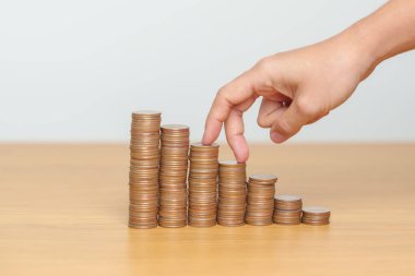 Gelecek Planı, Emeklilik Fonu, Emeklilik Fonu, Yatırım, Zenginlik, Maaş ve Mali Konseptler İçin Para Tasarruf. Büyüme için para sayma ve istifleme düzenlemesi.