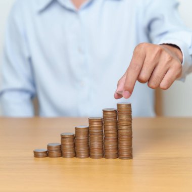 Gelecek Planı, Emeklilik Fonu, Emeklilik Fonu, Yatırım, Servet İşletmeleri ve Mali Konseptler İçin Para Tasarruf. El, masaya bozuk para yığmak, para saymak ve depozito için yığın düzenleme