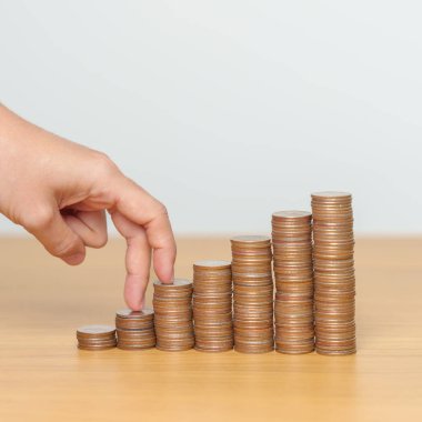 Gelecek Planı, Emeklilik Fonu, Emeklilik Fonu, Yatırım, Zenginlik, Maaş ve Mali Konseptler İçin Para Tasarruf. Büyüme için para sayma ve istifleme düzenlemesi.