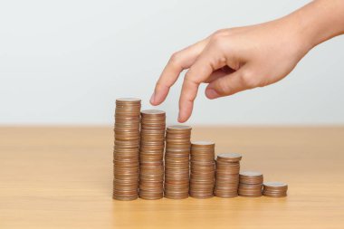 Gelecek Planı, Emeklilik Fonu, Emeklilik Fonu, Yatırım, Zenginlik, Maaş ve Mali Konseptler İçin Para Tasarruf. Büyüme için para sayma ve istifleme düzenlemesi.