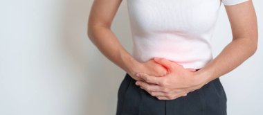 Karın ağrısı çeken bir kadın. Yumurtalık ve rahim ağzı kanseri, rahim ağzı rahatsızlığı, endometriyozis, histerektomi, rahim fibroidi, üreme sistemi, adet görme, ishal, sindirim sistemi ve hamilelik.