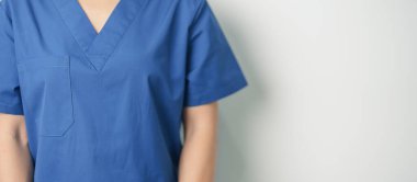 Sağlık ve tıbbi konsept. Doktor el kamerasıyla steteskopu hastanede tutuyor. Sağlık geçmişi, sağlık ve sigorta