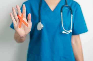 Lösemi için turuncu kurdeleli doktor, böbrek kanseri günü, dünya çoklu skleroz, KRPS, kişisel yaralanma farkındalık ayı. Sağlık ve kelime kanseri günü konsepti