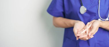 Doktor, Eylül ayı rahim kanseri farkındalığı ayı için Şeftali Kurdelesi tutuyor. Rahim ve Yumurtalıklar, Endometriyozis, Histektomi, Rahim fibroidi, Üreme, Sağlık ve Dünya Kanser Günü Konsepti