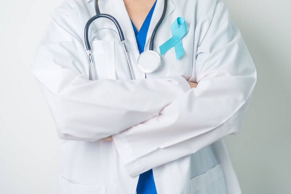 Синяя ноябрьская осведомлённость о раке простаты, врач с голубой лентой в больнице для поддержки жизни и болезней людей. Здравоохранение, международные мужчины, отец, диабет и Всемирный день рака