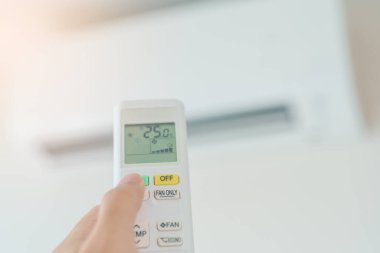 Ofis ya da ev odasındaki klimayı ayarlamak için uzaktan kumanda.