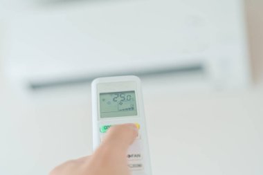 Ofis ya da ev odasındaki klimayı ayarlamak için uzaktan kumanda.