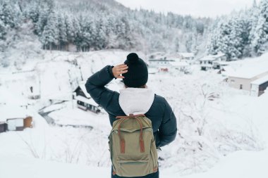 Yamagata 'da Ginzan Onsen' i ziyaret eden kadın turist, mutlu gezgin kış mevsiminde Snow ile Japon Onsen köyünü geziyor. Japonya 'da bir dönüm noktası ve popüler. Seyahat ve Tatil kavramı