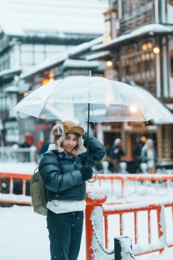 Yamagata 'da Ginzan Onsen' i ziyaret eden kadın turist, mutlu gezgin kış mevsiminde Snow ile Japon Onsen köyünü geziyor. Japonya 'da bir dönüm noktası ve popüler. Seyahat ve Tatil kavramı