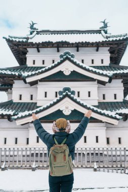 Kışın Hirosaki Kalesi 'ni gezen bir kadın, mutlu bir gezgin Hirosaki şehri, Aomori Bölgesi, Tohoku, Japonya' yı geziyor. Şehir simgesi ve turistik mekanıyla ünlüdür. Japonya seyahat ve tatil