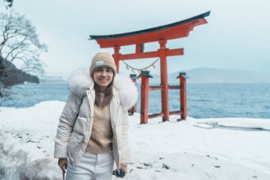 Japon Torii Kapısı Tapınağı ve Tazawa Gölü 'nü gezen bir kadın. Gezgin, Japonya 'nın Akita ilindeki Semboku şehrinde seyahat eder. Tohoku 'nun turistik ilgi odağı. Japonya seyahat ve tatil