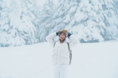 Japonya 'nın Yamagata bölgesindeki Zao Dağı' nda kar canavarı gezen kadın turist. Buzlu havayla kaplı toz kar üzerinde yürüyen mutlu gezgin. Seyahat, Macera ve Tatil