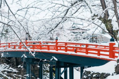 Beyaz Hirosaki Kalesi veya Takaoka Kalesi ve kışın karlı kırmızı köprü, Hirosaki şehri, Aomori Bölgesi, Tohoku, Japonya 'da bulunan hirayama tarzı Japon kalesi. Turistik eğlence için dönüm noktası