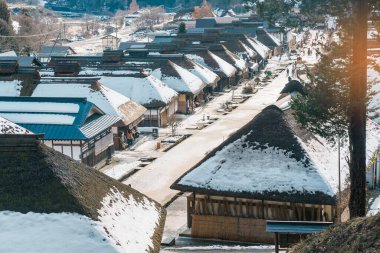 Edo Dönemi boyunca Aizu-Nishi Kaido ticaret yolu boyunca eski posta kasabası olan kışın karlı Ouchi Juku antik çiftçi evi köyü. Shimogo Kasabası, Minamiaizu, Fukushima Bölgesi, Japonya