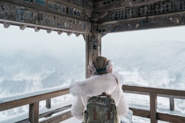 Yamagata City, Tohuku, Japonya 'daki Yamagata şehrindeki Yamadera Tapınağı' nın ya da Risshakuji Tapınağı 'nın kışın karlı köyü gezen kadın manzarası