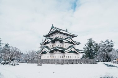 Beyaz Hirosaki Kalesi ya da kışın karlı Takaoka Kalesi, Hirosaki şehrinde bulunan Hirayama tarzı Japon kalesi, Tohoku, Japonya. Turistlerin ilgi odağı. Japonya gezisi