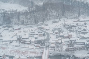 Yamagata City, Tohuku, Japonya 'da yer alan Yamagata City' deki Budist Risshakuji Tapınağı 'nın popüler adı olan Yamadera Tapınağı' nın dağ manzaralı köyü.