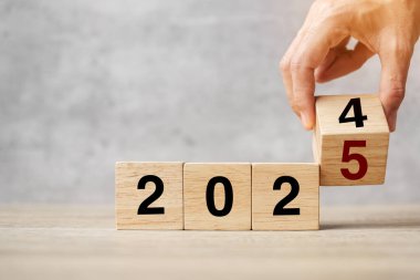 2024 'ten 2025' e kadar olan el çevirme bloğu masada. Çözüm, strateji, plan, hedef, motivasyon, yeniden başlatma, iş ve yeni yıl tatili kavramları