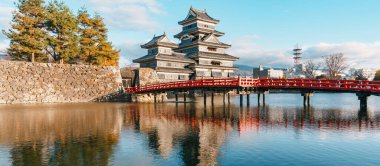 Matsumoto Kalesi ya da Crow Şatosu (sonbaharda), Honshu 'nun en büyük kalelerinden biridir. Matsumoto Şehri, Nagano Bölgesi, Japonya 'da turistlerin uğrak yeri ve popüler.