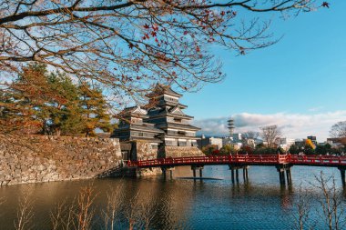 Matsumoto Kalesi ya da Crow Şatosu (sonbaharda), Honshu 'nun en büyük kalelerinden biridir. Matsumoto Şehri, Nagano Bölgesi, Japonya 'da turistlerin uğrak yeri ve popüler.