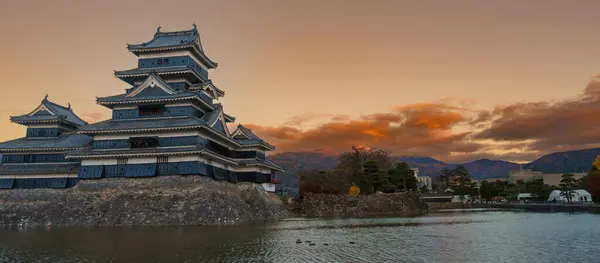 stock image Matsumoto Castle or Crow Castle in Autumn, is one of Japanese premier historic castles in easthern Honshu. Landmark and popular for tourists attraction in Matsumoto city, Nagano Prefecture, Japan