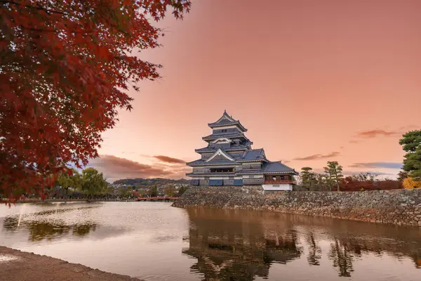 Matsumoto Kalesi ya da Crow Şatosu (sonbaharda), Honshu 'nun en büyük kalelerinden biridir. Matsumoto Şehri, Nagano Bölgesi, Japonya 'da turistlerin uğrak yeri ve popüler.