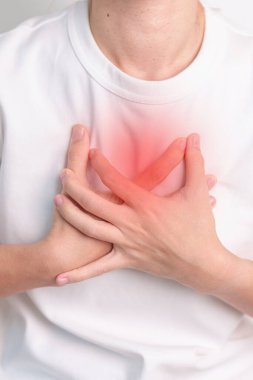 Solunum ve kardiyovasküler sistem yetmezliği nedeniyle göğüs ağrısı çeken bir kadın. Akciğer kanseri, astım hastalığı, Kronik obstrüktif akciğer veya KOAH, Bronşit, Kistik Fibroz, Bronşizofren, Pnömoni