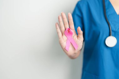 Pembe Ekim Göğüs Kanseri Bilinci Ayı, Pembe Kurdeleli kadın doktor, insanların hayatını ve hastalıklarını desteklemek için hastanede. Ulusal Kanserden kurtulanlar ayı, Anne ve Dünya Kanser Günü konsepti