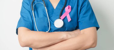 Pembe Ekim Göğüs Kanseri Bilinci Ayı, Pembe Kurdeleli kadın doktor, insanların hayatını ve hastalıklarını desteklemek için hastanede. Ulusal Kanserden kurtulanlar ayı, Anne ve Dünya Kanser Günü konsepti