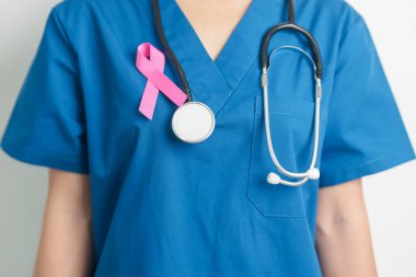 Pembe Ekim Göğüs Kanseri Bilinci Ayı, Pembe Kurdeleli kadın doktor, insanların hayatını ve hastalıklarını desteklemek için hastanede. Ulusal Kanserden kurtulanlar ayı, Anne ve Dünya Kanser Günü konsepti